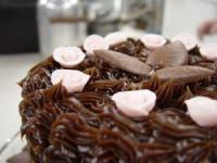 Tort cu crema de ciocolata si praline Tort cu crema de ciocolata si praline